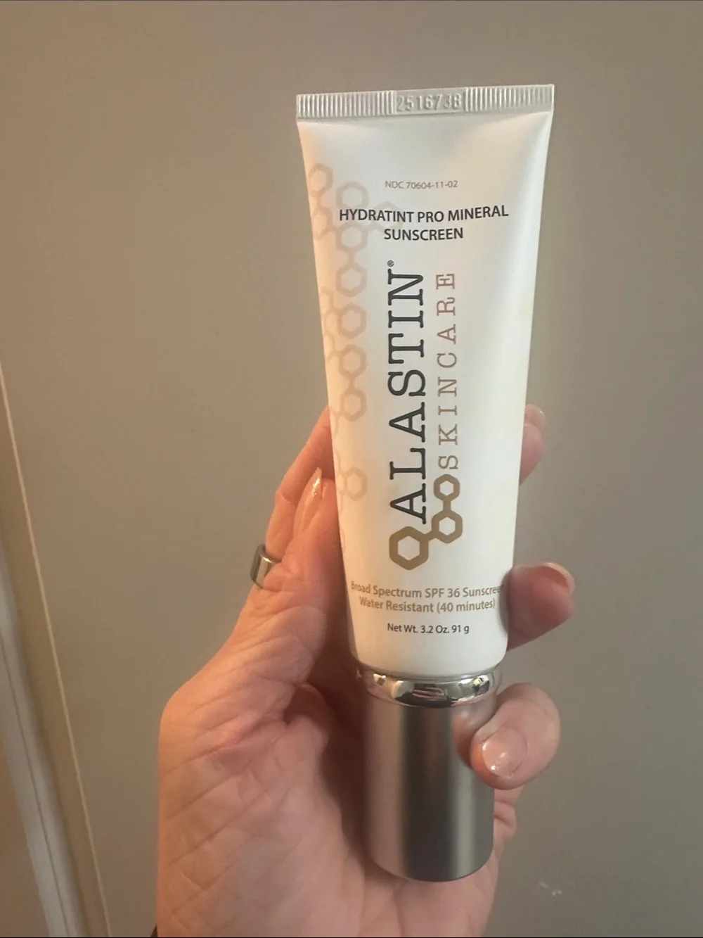 Hydratint Pro Mineral Sunscreen -tinted - Picture 3 of 4